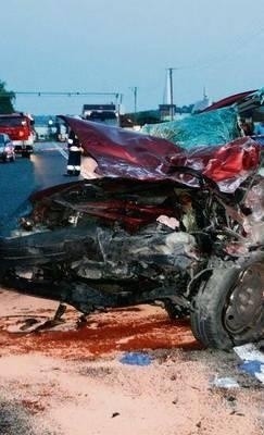 19-latka kierująca renaultem nie przeżyła zderzenia jej samochodu z dwoma ciężarówkami Fot. Stanisław Śmierciak