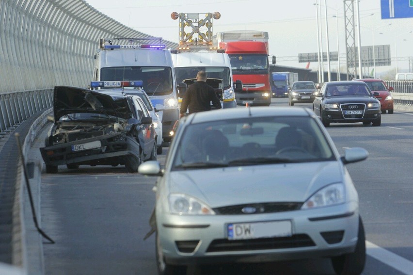 Wypadek na AOW koło Stadionu Miejskiego. Trzy osoby ranne (ZDJĘCIA)