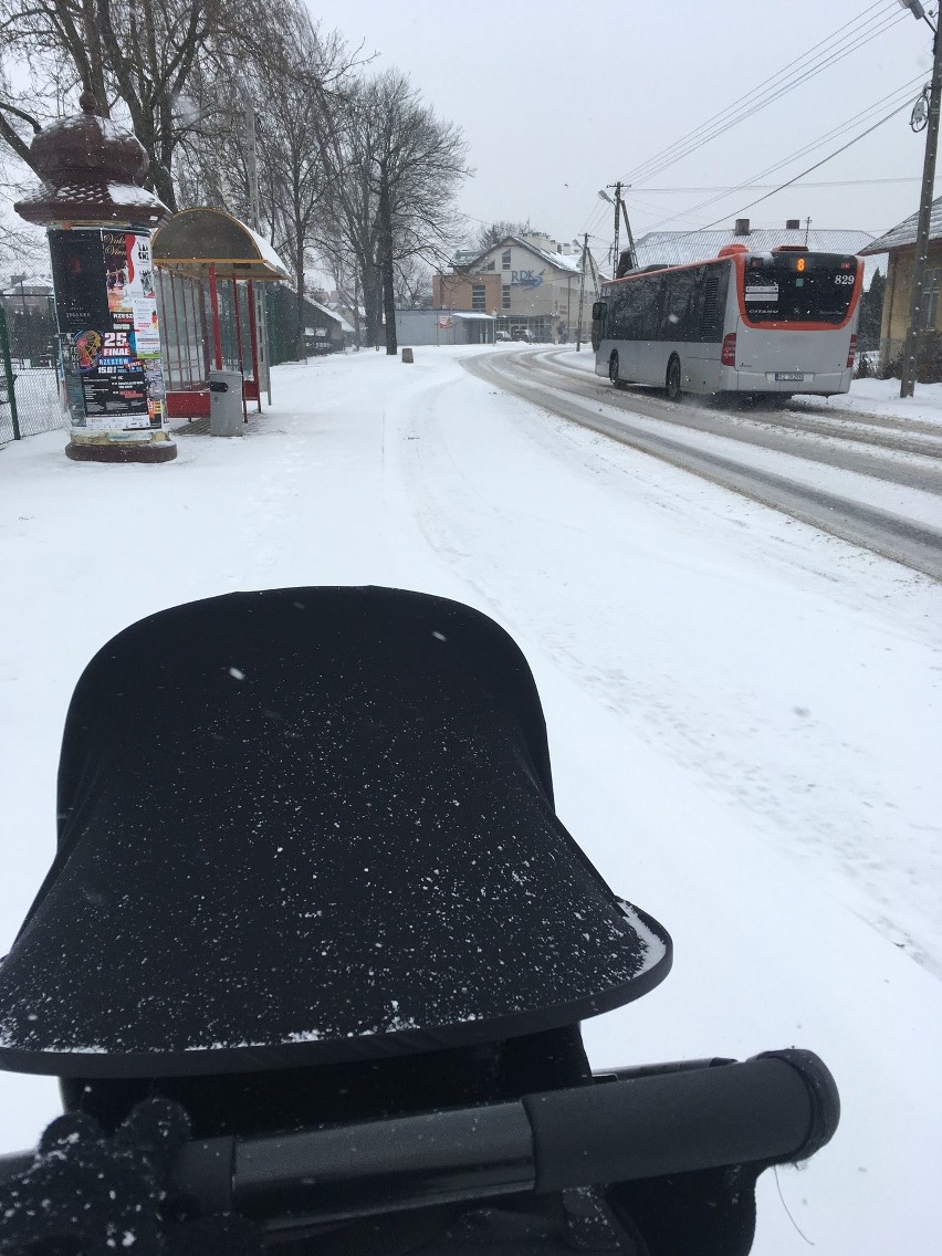 Internauta: śnieżna masakra na drogach w Rzeszowie. MPGK: robimy, co możemy