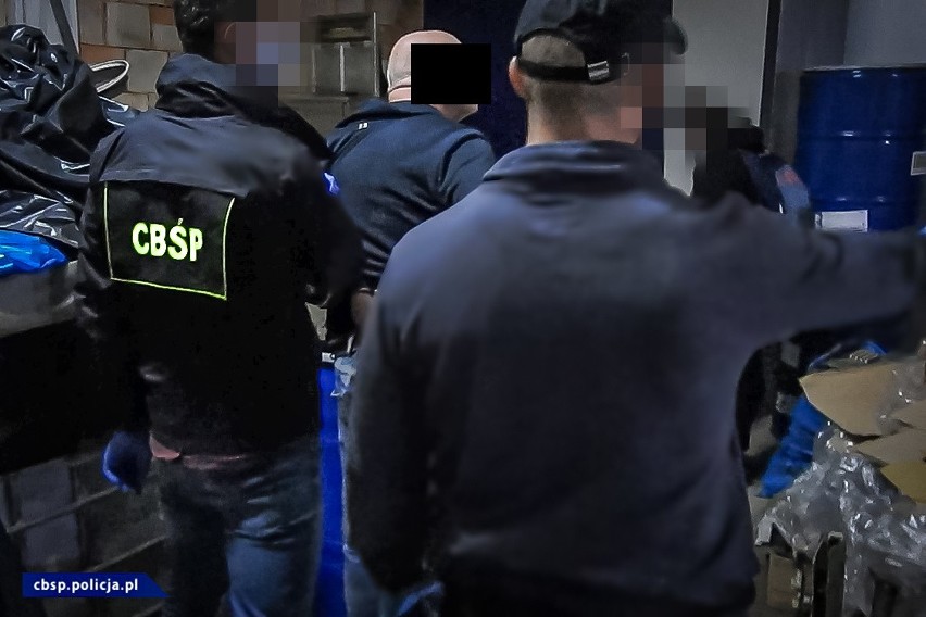 Policjanci zlikwidowali dwa laboratoria amfetaminy. Sześć...