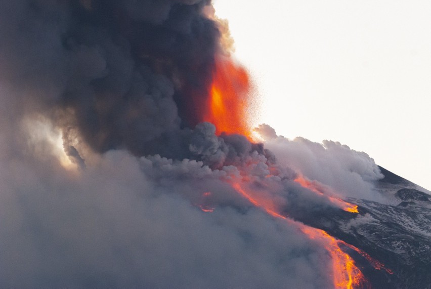 Wybuch wulkanu Etna. Z krateru buchnęły chmury gęstego dymu, popłynęły strumienie lawy [ZDJĘCIA] [VIDEO]