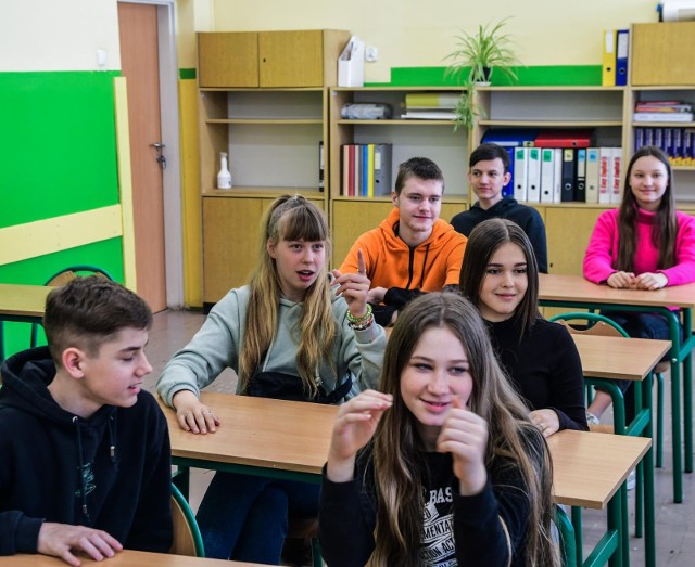 W niektórych bydgoskich szkołach w tym roku szkolnym utworzono dla uczniów - uchodźców z Ukrainy klasy przygotowawcze. Jedna z nich powstała w SP nr 32 (na zdjęciu).
