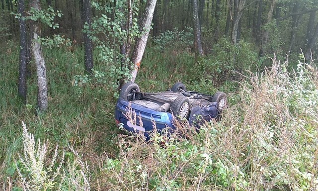 W poniedziałek (7 października) doszło do wypadku na drodze powiatowej miedzy Lubuczewem a Karzcinem. Kierująca samochodem osobowym zjechała z drogi do rowu i dachowała. Kobieta trafiła do szpitala.