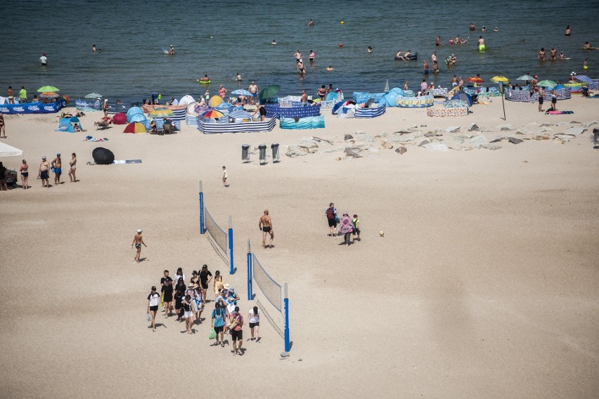 Na plaży w Jarosławcu pojawiło się w piątek wielu turystów.