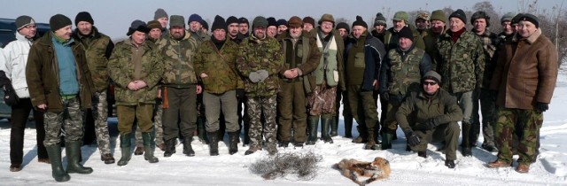 Myśliwi z Koła Łowieckiego "Głuszec&#8221; w ciągu zaledwie jednego patrolu odnaleźli około trzystu pułapek oraz martwe zwierzęta.