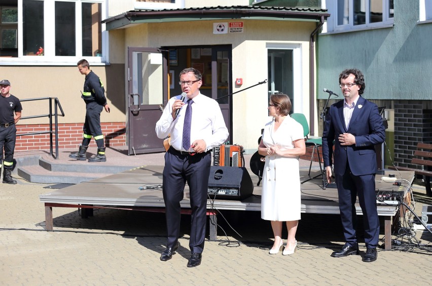 Kadzidło. Witek Muzyk Ulicy zaśpiewał na pożegnanie... gimnazjum