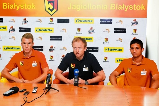 Na piątkowej konferencji prasowej białostoczanie (od lewej) napastnik Bekim Balaj, trener Piotr Stokowiec oraz obrońca Jonatan Straus byli pełni optymizmu przed wyjazdem do Wrocławia na spotkanie ze Śląskiem.