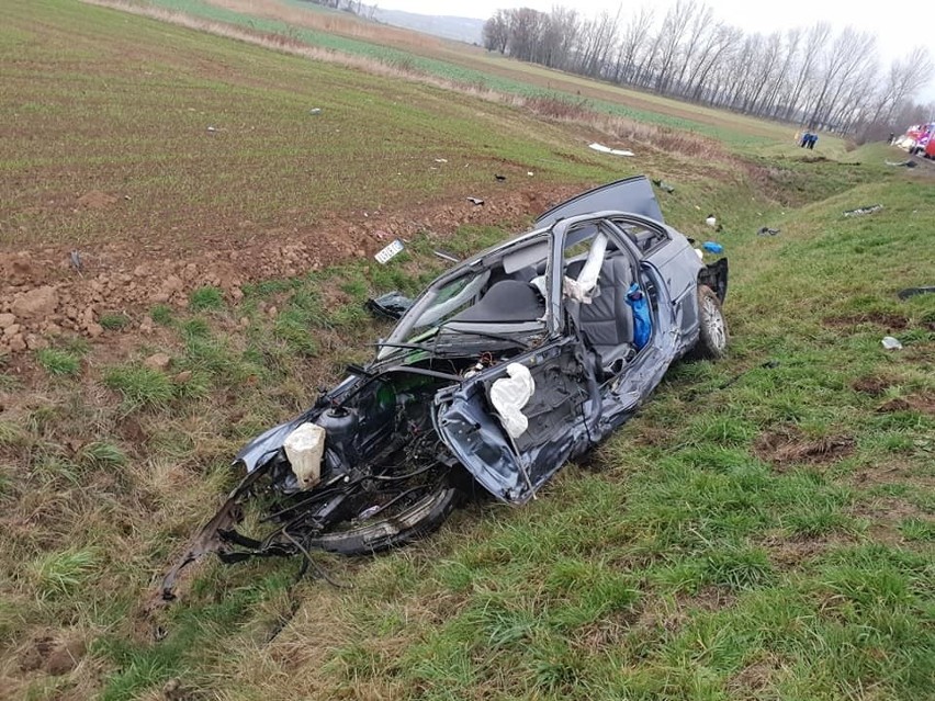 Śmiertelny wypadek na drodze nr 5. Z BMW wypadł silnik [ZDJĘCIA]