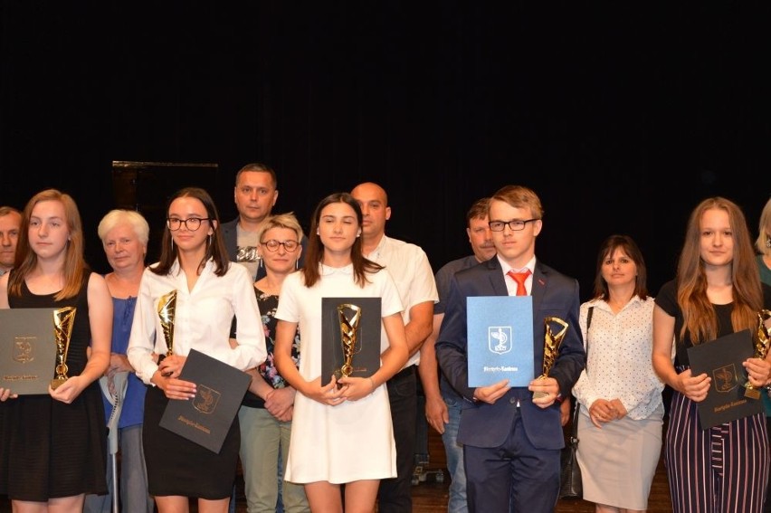 21 najlepszych gimnazjalistów ze Skarżyska otrzymało tytuły "Absolwent na Szóstkę". Poznaj ich
