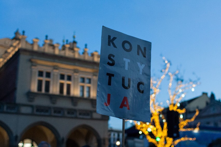 Solidarnie z sędziami - manifestacje na krakowskim Rynku Głównym [ZDJĘCIA]