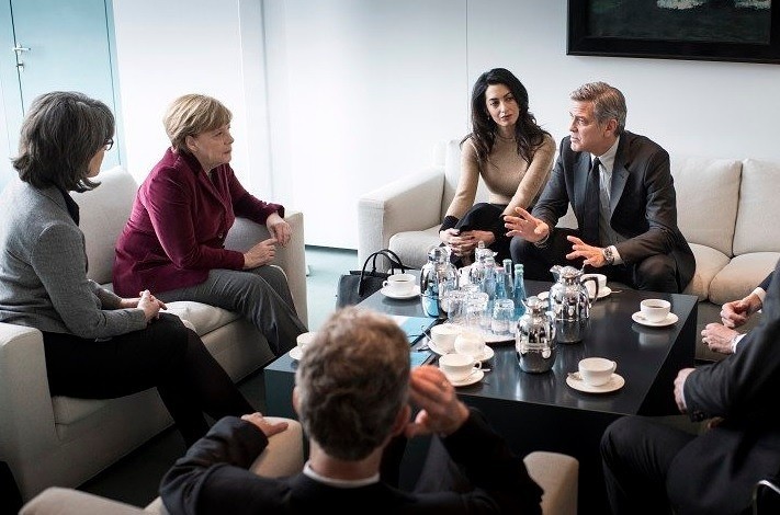 Państwo Clooney na spotkaniu z Angelą Merkel....
