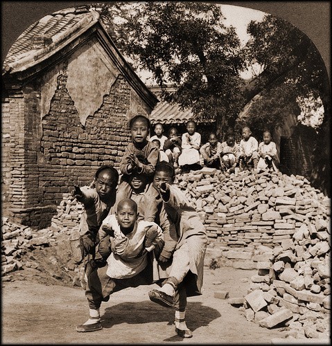 Dzieci na szkolnym podwórku w Pekinie