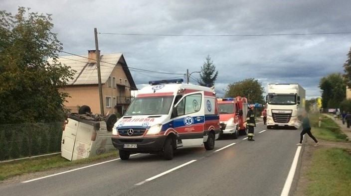 Wypadek w Domosławicach, zderzenie ciężarówki i dostawczaka, jedna osoba została ranna [ZDJĘCIA]