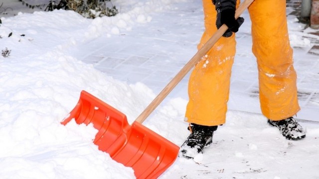 Nieprzejezdne drogi, oblodzone ulice. Gdzie dzwonić w sprawie interwencji.