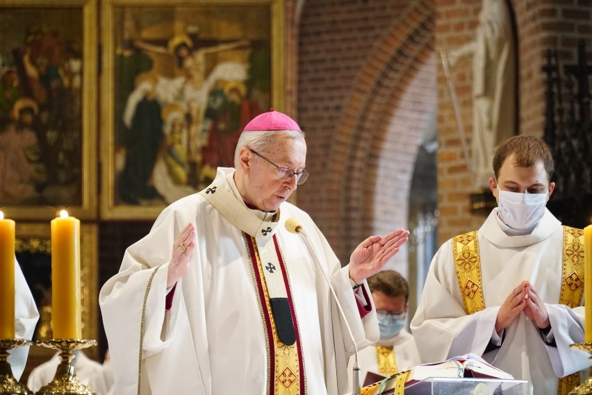 Abp Gądecki na mszy krzyżma o pięknie, tendencjach...