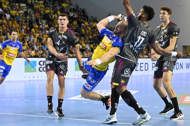 Zarówno Łomża Industria Kielce (na zdjęciu rzuca Artiom Karaliok), jak i Orlen Wisła Płock po pierwszej kolejce Machineseeker EHF Champions League zajmują drugie miejsca w swoich grupach.