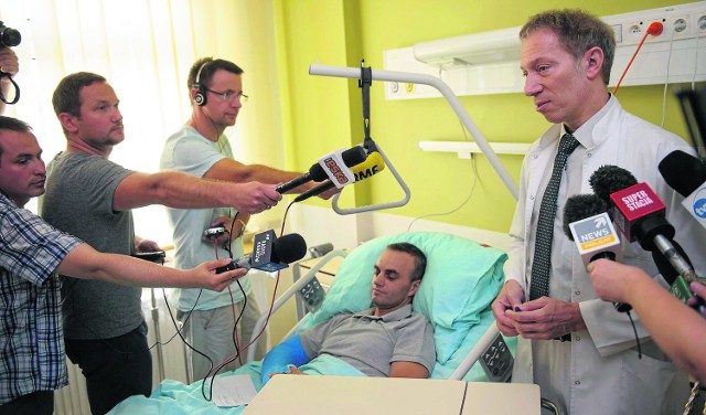 Trzy tygodnie opiekowali się Markiem Haczykiem lekarze oddziału neurochirurgii w Tarnowie. Teraz pacjent będzie na oddziale rehabilitacji - wyjaśnia dr Andrzej Maciejczak (pierwszy z prawej).