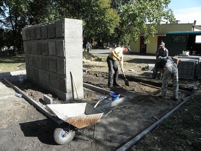 Aktualnie trwa budowa lapidarium. Za całość płaci Miasto. Inwestycja kosztować ma około 30 tys. zł. - Projekt budowy lapidarium na każdym etapie był konsultowany, uzgadniany i zatwierdzany z Naczelnym Rabinem Polski Michaelem Schudrichem, który kilkakrotnie gościł w tej sprawie u prezydenta Inowrocławia - tłumaczy Monika dąbrowska, rzecznik prasowy Ratusza. Pomnik wybudowany zostanie z 200 macew. Część z nich zamontowano już na murze, który stać będzie w centralnej część placu. Mur otaczać będą rzędy macew przytwierdzonych do ziemi.