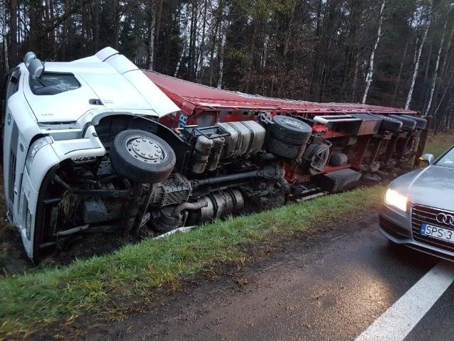 Ciężarówka wpadła do rowu na 577 kilometrze DK 1, na trasie...