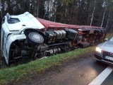 Ciężarówka w rowie w Kobiórze. Będą utrudnienia ZDJĘCIA