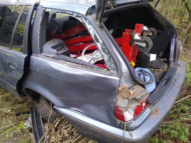 Do zdarzenia doszło między godziną 17 a 18 w niedzielę, 22 kwietnia. BMW wypadło z drogi tuż za miejscowością Motylewo i zatrzymało się w głębi lasu. Sytuacja wyglądała bardzo groźnie. Na miejscu interweniowała m.in. OSP z Bogdańca.Pojazdem najprawdopodobniej jechali obywatele Ukrainy. Ze wstępnych ustaleń wynika, że kierowca był pod wpływem alkoholu. Dla kierowcy BMW i pasażerów zdarzenie zakończyło się szczęśliwie. Doznali oni ogólnych potłuczeń. Ich życiu nie zagraża niebezpieczeństwo.Skutki zdarzenia wyjaśni policja. Zobacz także: Tragiczny wypadek w Sokółce. Nie żyje siedmioletnia dziewczynkaŹródło: TVN24POLECAMY PAŃSTWA UWADZE: