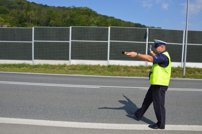 Wielka Wieś. Nietypowy patrol drogówki. Policjantom towarzyszył ksiądz [ZDJĘCIA]