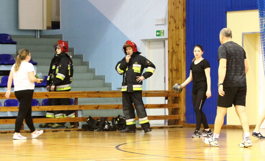 Straż pożarna na Uniwersytecie Wrocławskim. A trening piłki ręcznej trwa