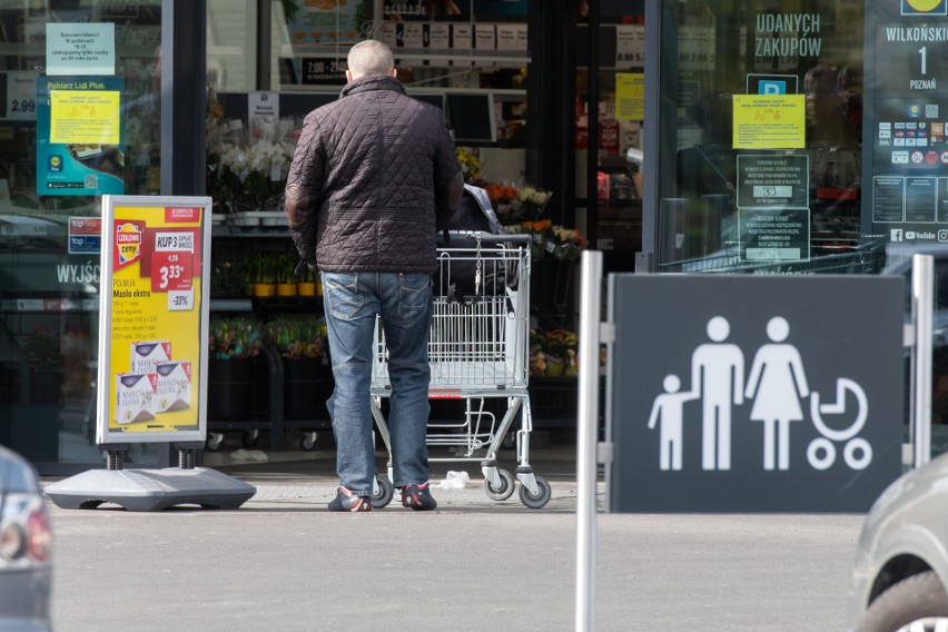 Tak wyglądała sytuacja przed jednym z poznańskich marketów w...