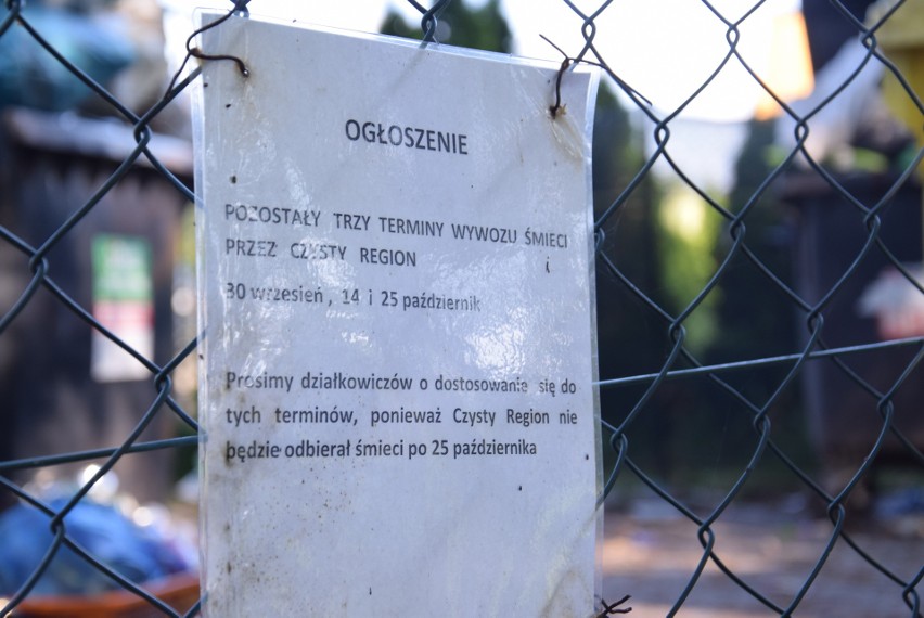 Góra śmieci na terenie ogrodów działkowych w Kędzierzynie-Koźlu. Działkowcy przerzucają się odpowiedzialnością