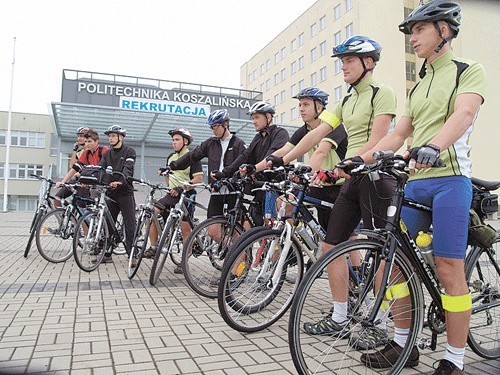 Ostatnie chwile przed startem. Rowerzyści ruszyli sprzed budynków Politechniki przy ul. Jana Pawła II. 