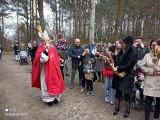 Radomianie tłumnie przeszli w procesji i byli na mszy świętej podczas Niedzieli Palmowej w Muzeum Wsi Radomskiej