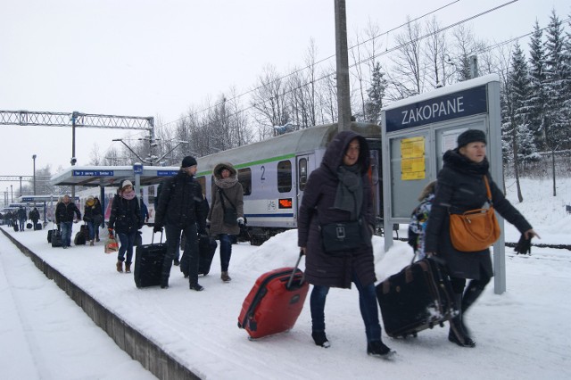 Poniedziałek, godz. 14.30. Dworzec kolejowy w Zakopanem. Z pociągu z Warszawy wysiadają turyści, którzy chcą powitać 2015 rok pod Tatrami. Prawdziwa rzesza gości jedzie też pod Tatry samochodami. W mieście przed sylwestrem robi się tłoczno