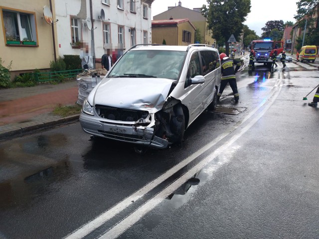 We wtorek (2 lipca) doszło do bardzo poważnej kolizji na ulicy Westerplatte w Słupsku. Czołowo zderzyły się dwa samochody. Na szczęście nikt nie ucierpiał w tym zdarzeniu. Słupska policja ustala okoliczności kolizji.