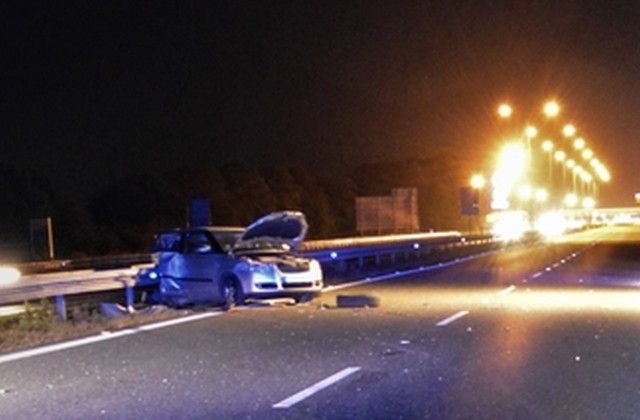 Do tragicznego w skutkach wypadku doszło w niedzielę na autostradzie A4 pod Wrocławiem, tuż przed bramkami poboru opłat. Jedna osoba zginęła na miejscu, druga zmarła już po przewiezieniu do szpitala. Policja zapowiada, że będzie wnioskować do zarządcy tej drogi o poprawienie bezpieczeństwa przed bramkami, bo w tym miejscu bardzo często dochodzi do groźnych wypadków. Mundurowi chcą ustawienia tutaj dodatkowych znaków. CZYTAJ WIĘCEJ NA KOLEJNYCH SLAJDACH, ZOBACZ ZDJĘCIA