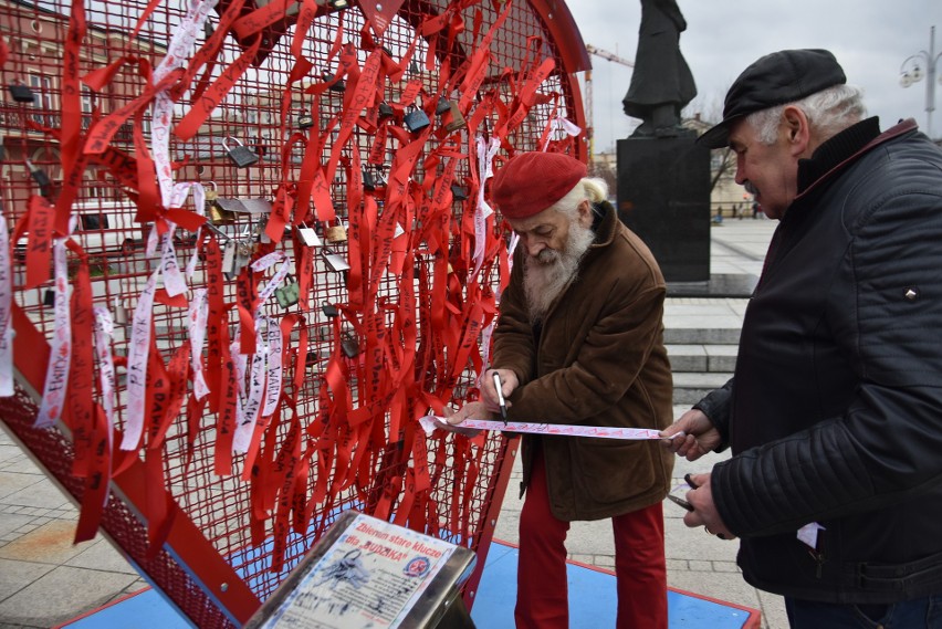 Walentynki na placu Biegańskiego w Częstochowie...