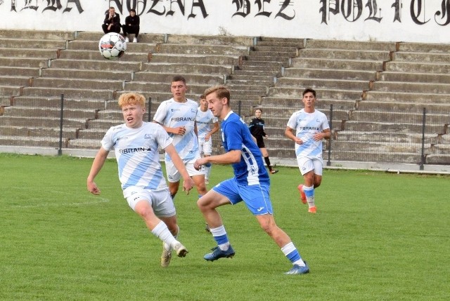 Gracze rezerw Stali Rzeszów (jasno-niebieskie stroje) strzelili w sparingu cztery gole.