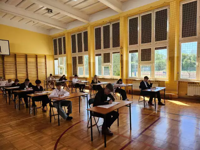 Egzamin ósmoklasisty 2024 z języka polskiego w Szkole Podstawowej numer 2 we Włoszczowie. Więcej na następnych zdjęciach >>>