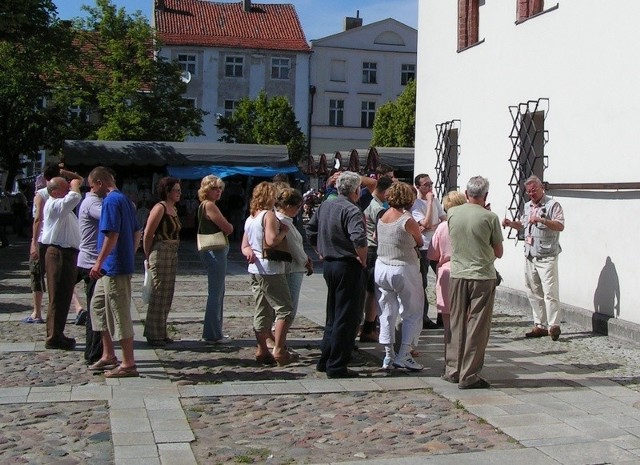 Wycieczka turystów przed ścianą nowego ratusza. To jedna z lokalizacji umieszczenia wzorca pręta chełmińskiego, w tym miejscu mogą zostać też umieszczone miary gdańskie. 