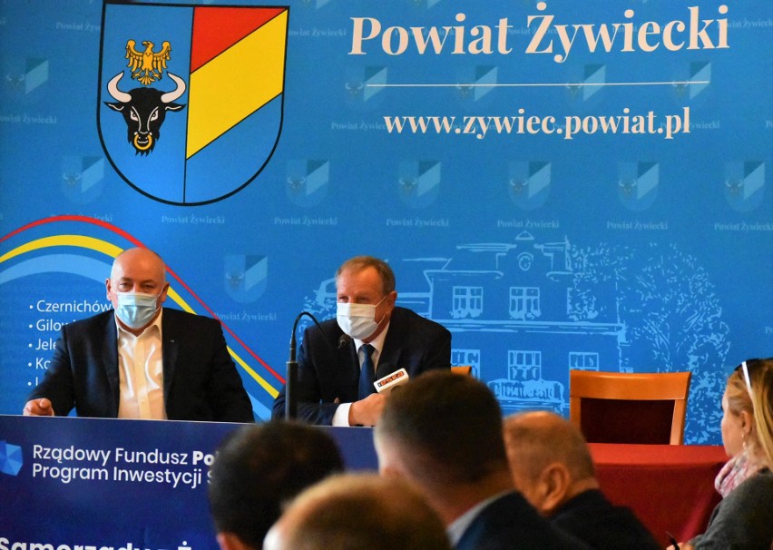 Żywiec: Rządowy Fundusz Polski Ład w Żywcu i rozwiązanie problemu z aptekami. Konferencja starosty żywieckiego
