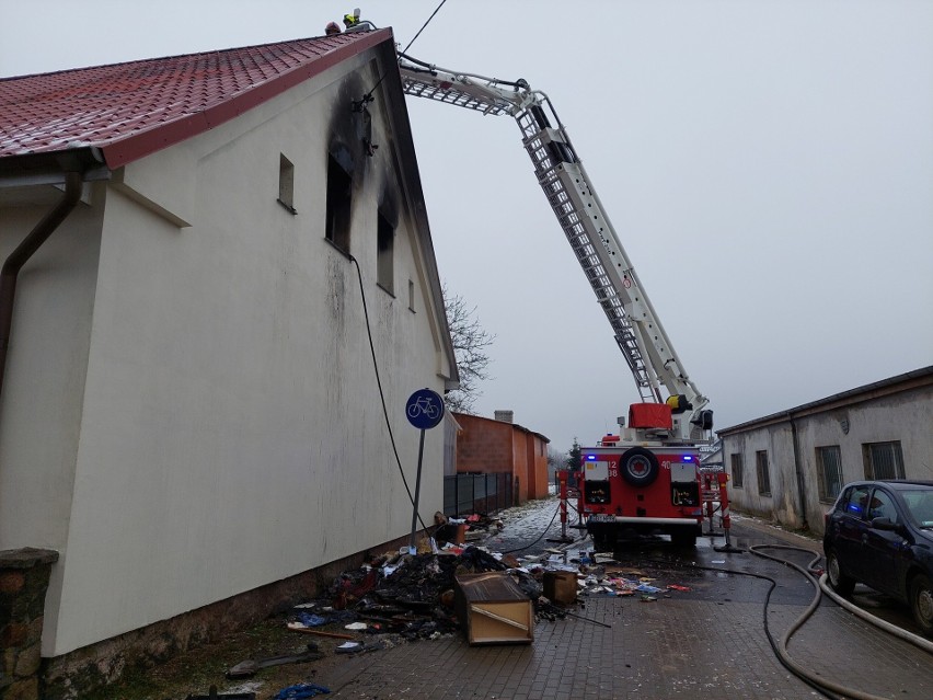 Potężny pożar pozbawił dachu nad głową rodzinę z Kramarzyn....
