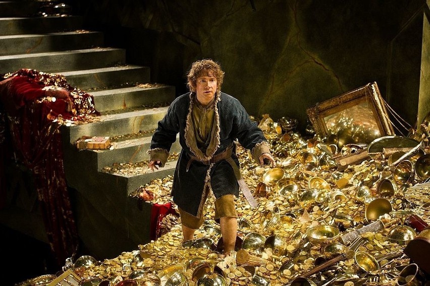 Hobbit Bilbo Baggins w towarzystwie Gandalfa i dowodzonych...