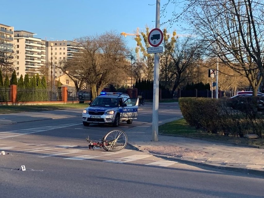 Białystok. Wypadek na skrzyżowaniu Włókienniczej z Poleską. Renault potrąciło rowerzystę [ZDJĘCIA]