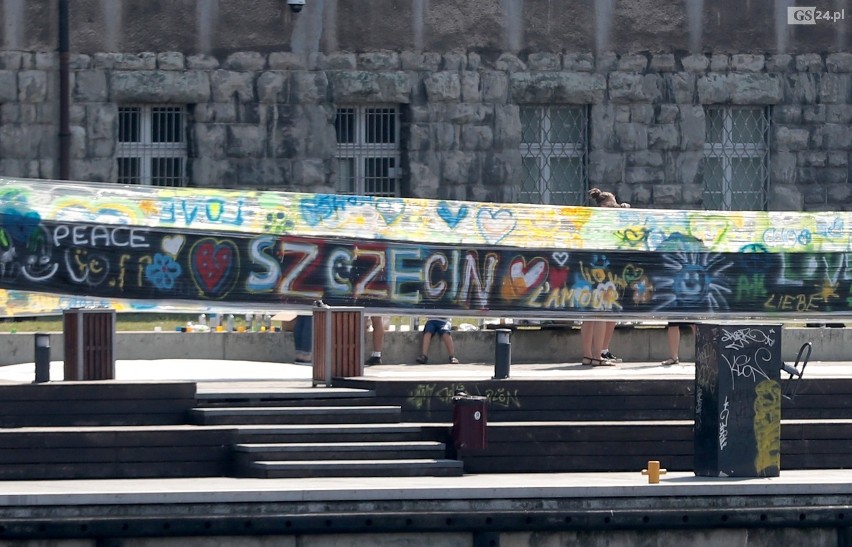 "Szczecin bez hejtu". Happening i wielkie graffiti na szczecińskich bulwarach [ZDJĘCIA]