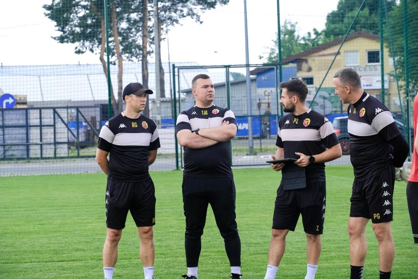 Trener Jagiellonii Adrian Siemieniec (drugi z lewej) jest na...