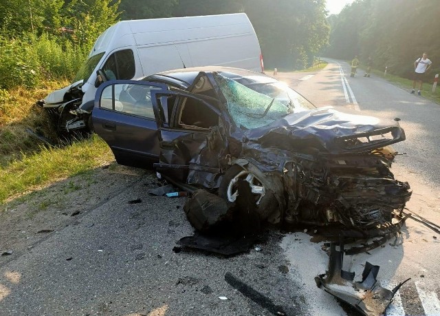 Wypadek na trasie Suwałki - Olecko. 20-latek w oplu zderzył się czołowo z tirem. W aucie miał narkotyki