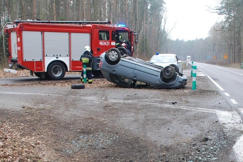 Wypadek na trasie Kwidzyn-Sztum. Dachowało auto osobowe, w środku 3-letnie dziecko [ZDJĘCIA]