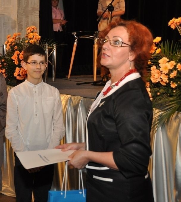 W tym roku laureatem nagrody ufundowanej przez Małgorzatę Muzoł, świętokrzyskiego kuratora oświaty, został Maciej Janowski, uczeń szkoły Podstawowej numer 1 w Sędziszowie. Pani kurator osobiście wręczyła nagrodę Maćkowi.