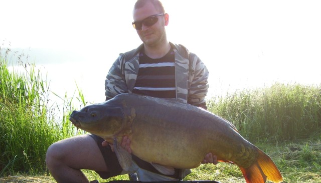 Zwycięzca Cypriniady – Krzysztof Gielec z największym karpiem zawodów o wadze 19,7 kilograma.