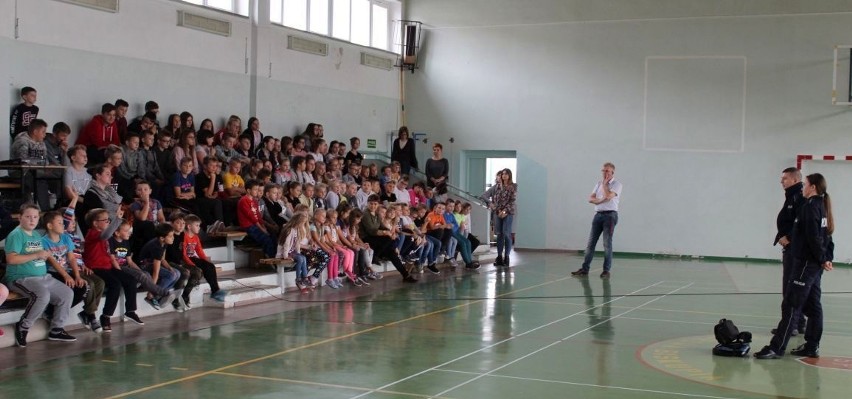 Policjanci odwiedzili uczniów trzech szkół w gminie Dąbrowa...