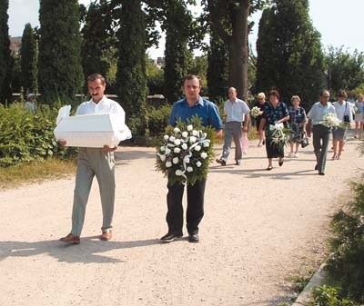 Pogrzeb Natalki. Trumnę niesie ojciec dziecka.